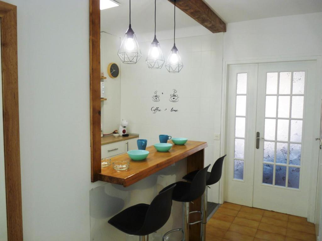 a kitchen with a counter with bowls on it at Apartamento Dayok Costa Barcelona in Malgrat de Mar