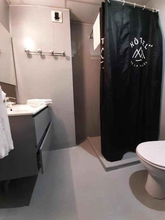 Koupelna v ubytování Hôtel de La Vallée