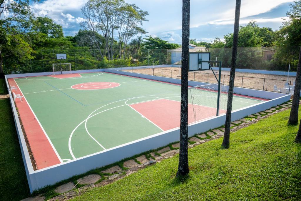 Tenis a/nebo squash v ubytování Pousada dos Pireneus nebo okolí