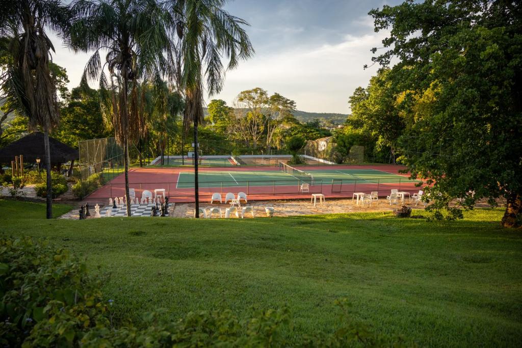 Tenis a/nebo squash v ubytování Pousada dos Pireneus nebo okolí