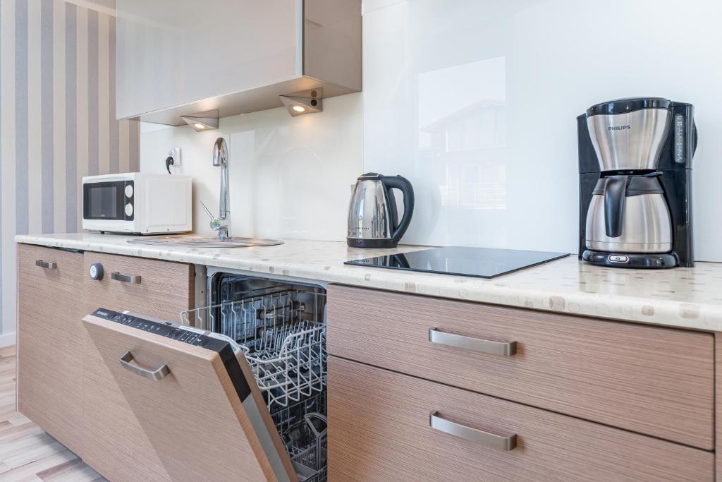 Kuchyňa alebo kuchynka v ubytovaní Apartamenty Feniks by Noclegi Renters