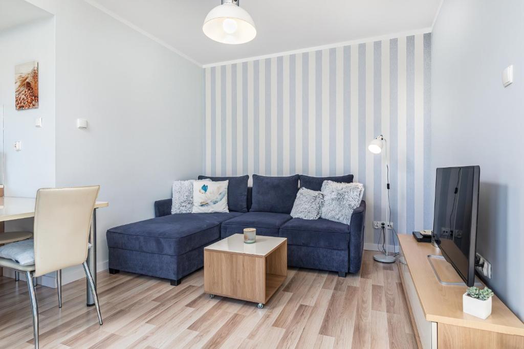 Televízia a/alebo spoločenská miestnosť v ubytovaní Apartamenty Feniks by Noclegi Renters