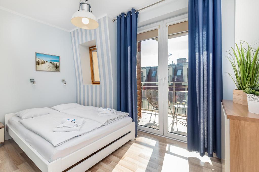 Posteľ alebo postele v izbe v ubytovaní Apartamenty Feniks by Noclegi Renters