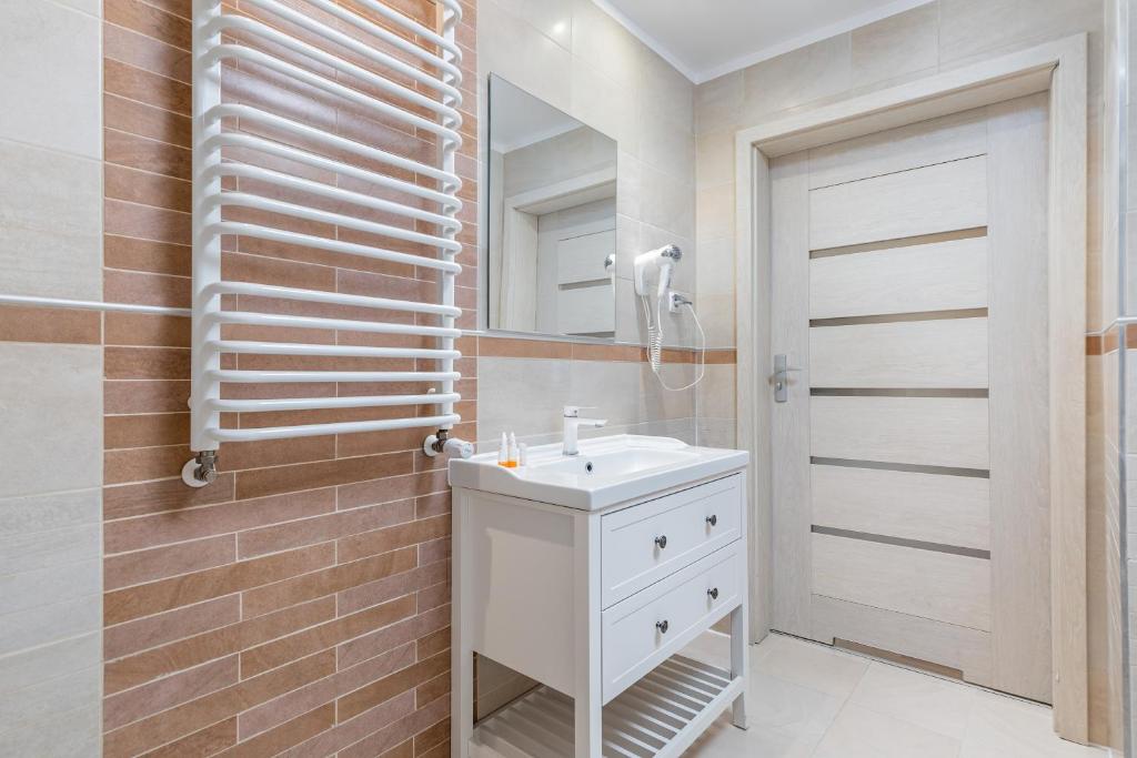 Kúpeľňa v ubytovaní Apartamenty Feniks by Noclegi Renters