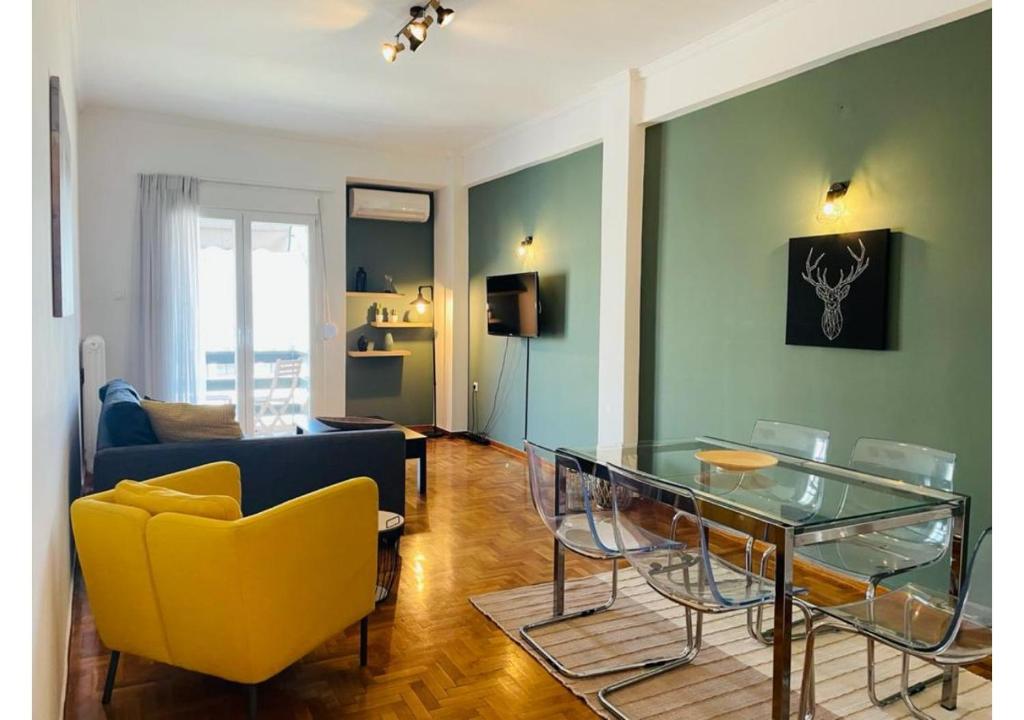 Posedenie v ubytovaní Cozy Apartment in Central Athens - Sleeps 6