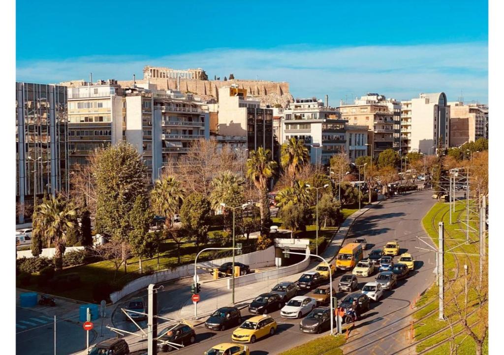 een drukke straat vol geparkeerde auto's en gebouwen bij Cozy Apartment in Central Athens - Sleeps 6 in Athene