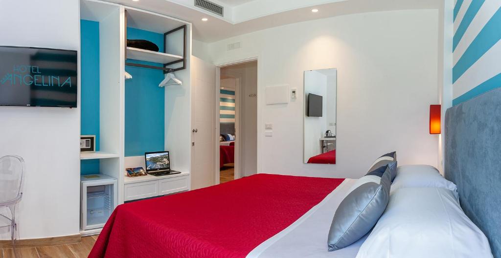 A bed or beds in a room at Hotel Angelina