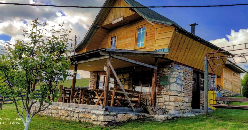 eine Blockhütte mit einem Gamerleich-Dach in der Unterkunft Kanjon Uvac in Sjenica