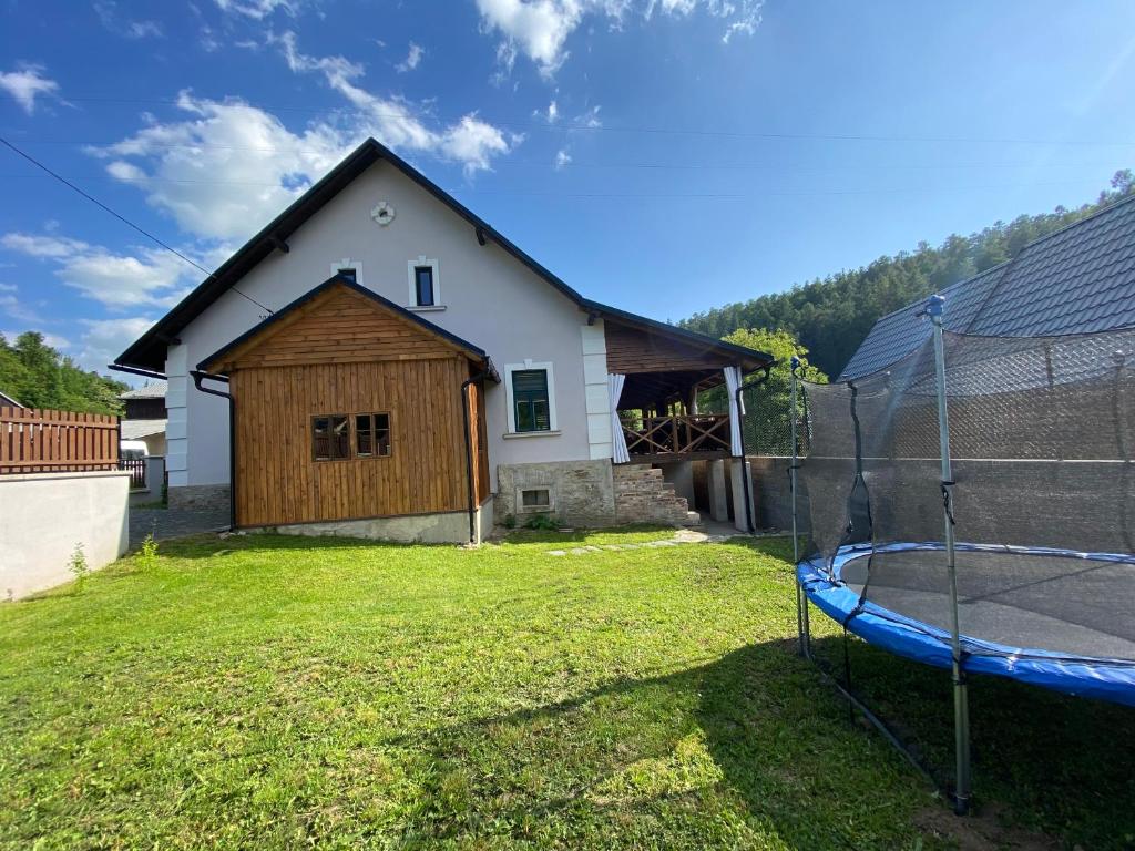 a backyard with a house and a trampoline at Chalupa U Berušek in Oskava