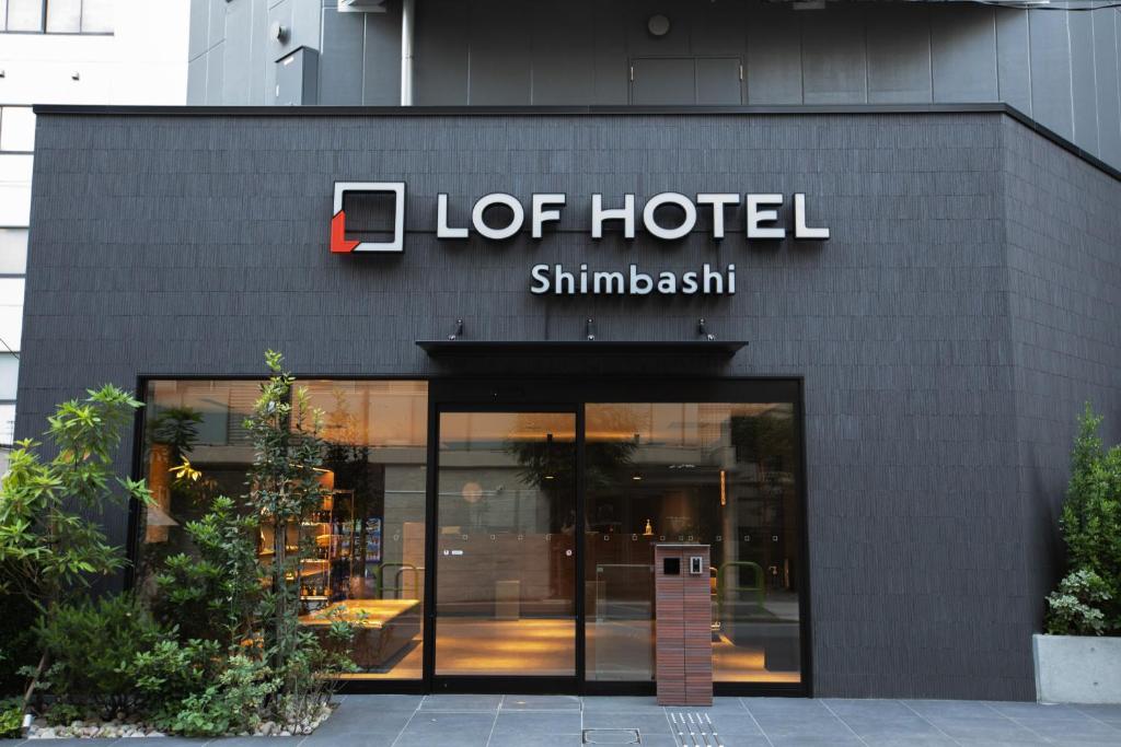 una señal en la parte delantera de un edificio en LOF HOTEL Shimbashi en Tokio