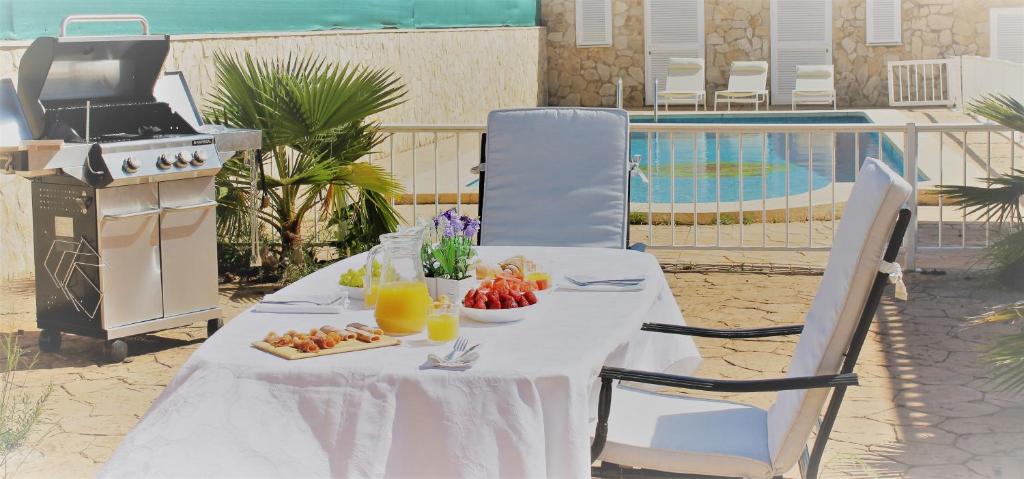 una mesa con un plato de fruta y zumo en villa mimoses en Palmanyola