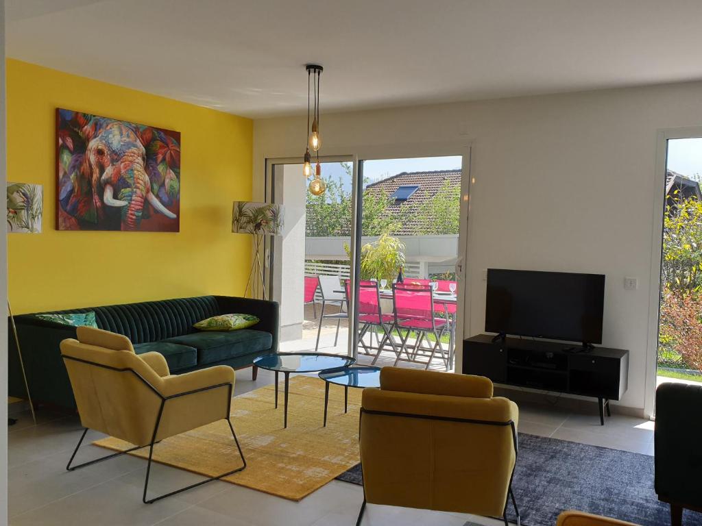 Posezení v ubytování L'appartement JARDIN avec vue montagnes