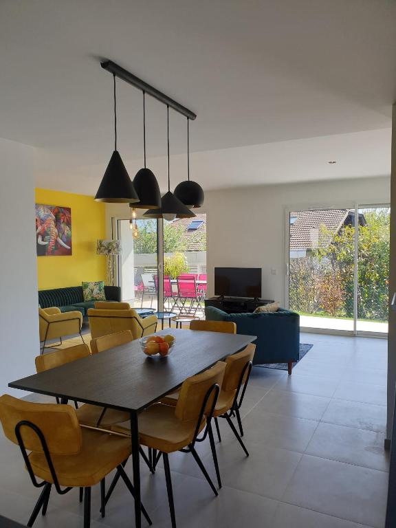TV a/nebo společenská místnost v ubytování L'appartement JARDIN avec vue montagnes