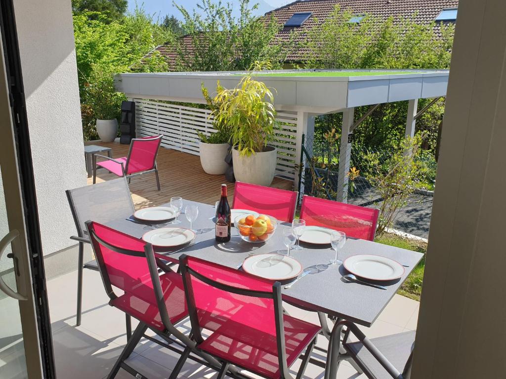 Balkón nebo terasa v ubytování L'appartement JARDIN avec vue montagnes