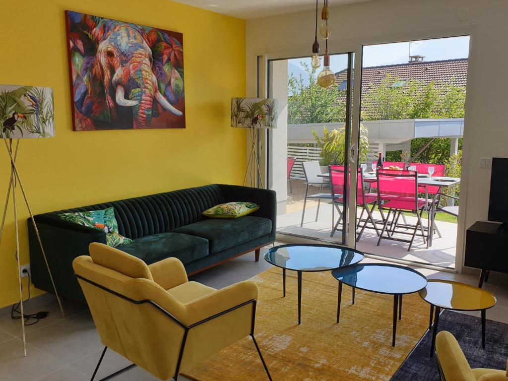 Posezení v ubytování L'appartement JARDIN avec vue montagnes