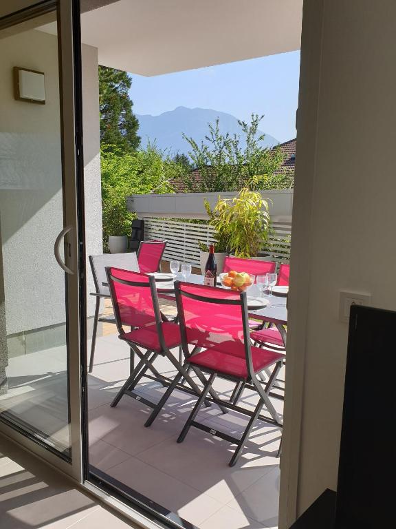 Balkón nebo terasa v ubytování L'appartement JARDIN avec vue montagnes