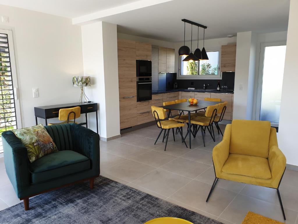 Kuchyň nebo kuchyňský kout v ubytování L'appartement JARDIN avec vue montagnes