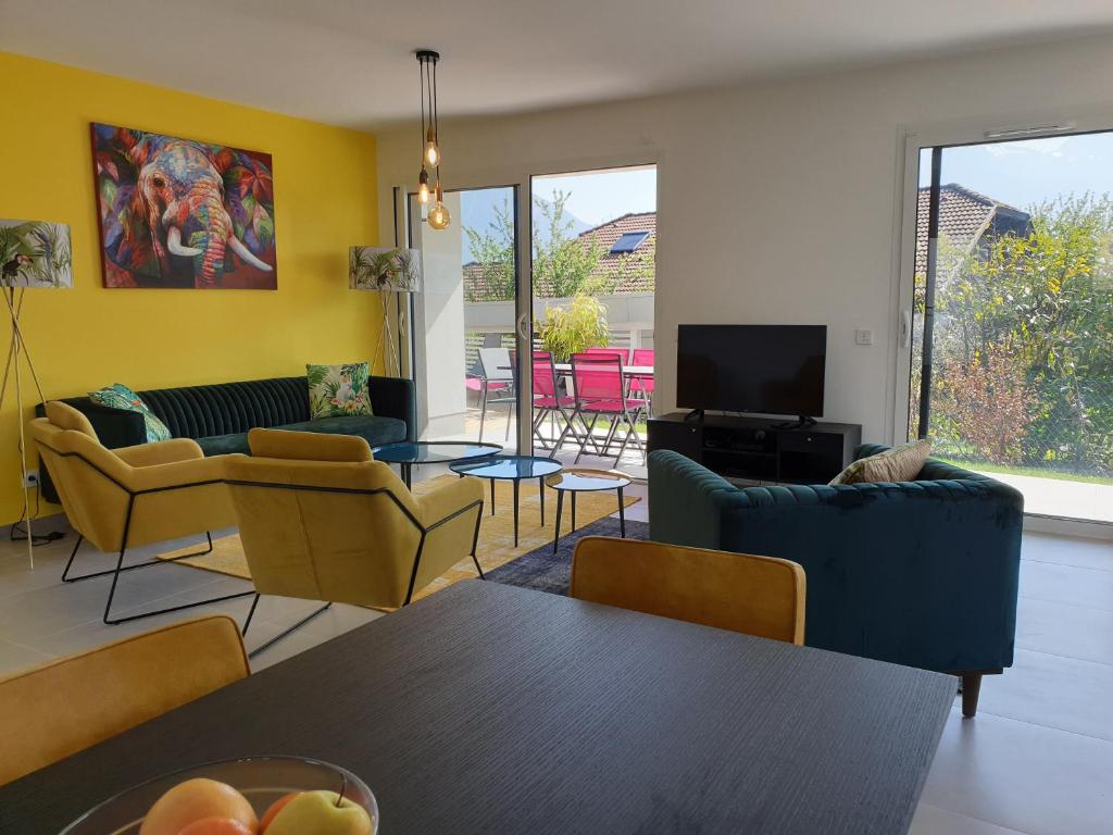 TV a/nebo společenská místnost v ubytování L'appartement JARDIN avec vue montagnes