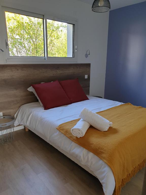 Postel nebo postele na pokoji v ubytování L'appartement JARDIN avec vue montagnes