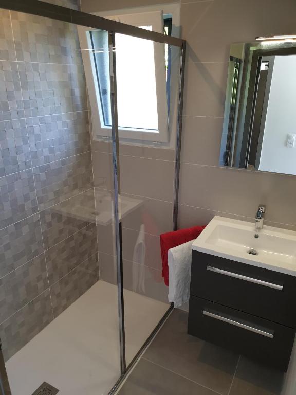 Koupelna v ubytování L'appartement JARDIN avec vue montagnes