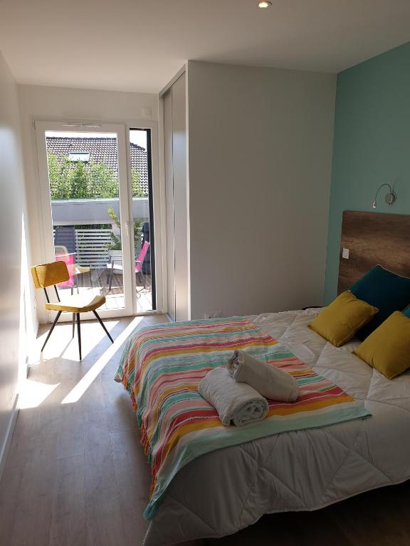 Postel nebo postele na pokoji v ubytování L'appartement JARDIN avec vue montagnes