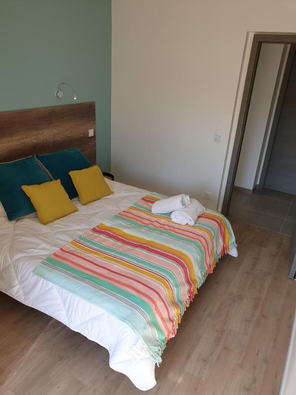 Postel nebo postele na pokoji v ubytování L'appartement JARDIN avec vue montagnes