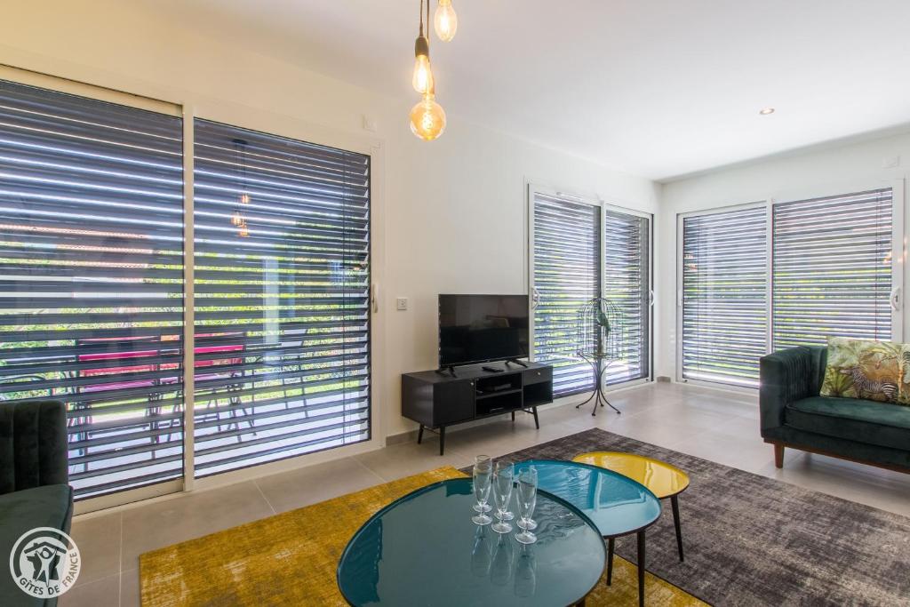 TV a/nebo společenská místnost v ubytování L'appartement JARDIN avec vue montagnes