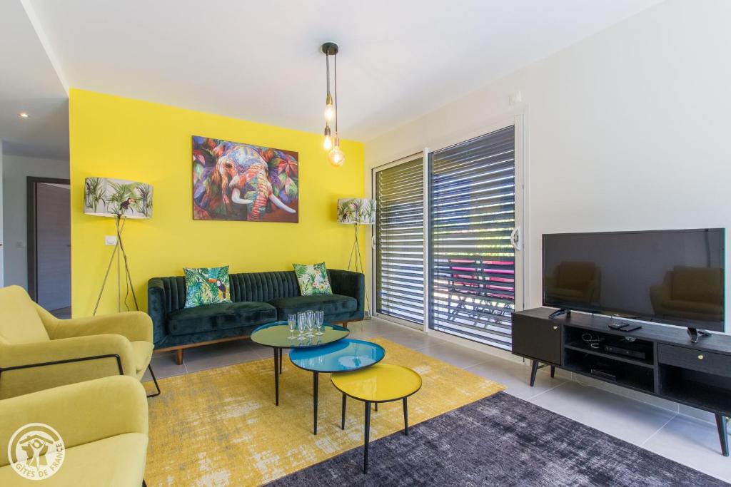 TV a/nebo společenská místnost v ubytování L'appartement JARDIN avec vue montagnes