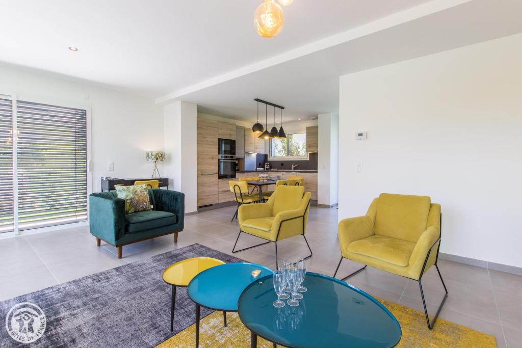 Posezení v ubytování L'appartement JARDIN avec vue montagnes
