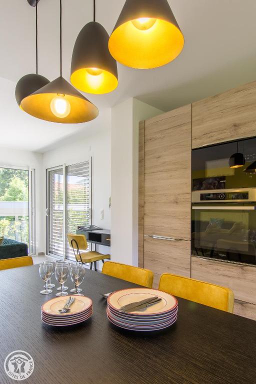 TV a/nebo společenská místnost v ubytování L'appartement JARDIN avec vue montagnes