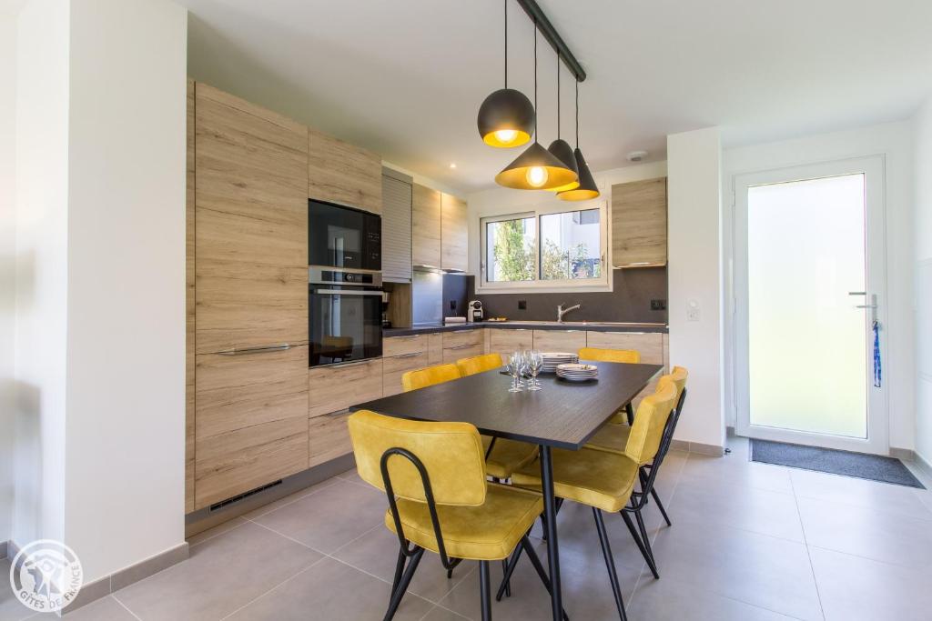 Kuchyň nebo kuchyňský kout v ubytování L'appartement JARDIN avec vue montagnes