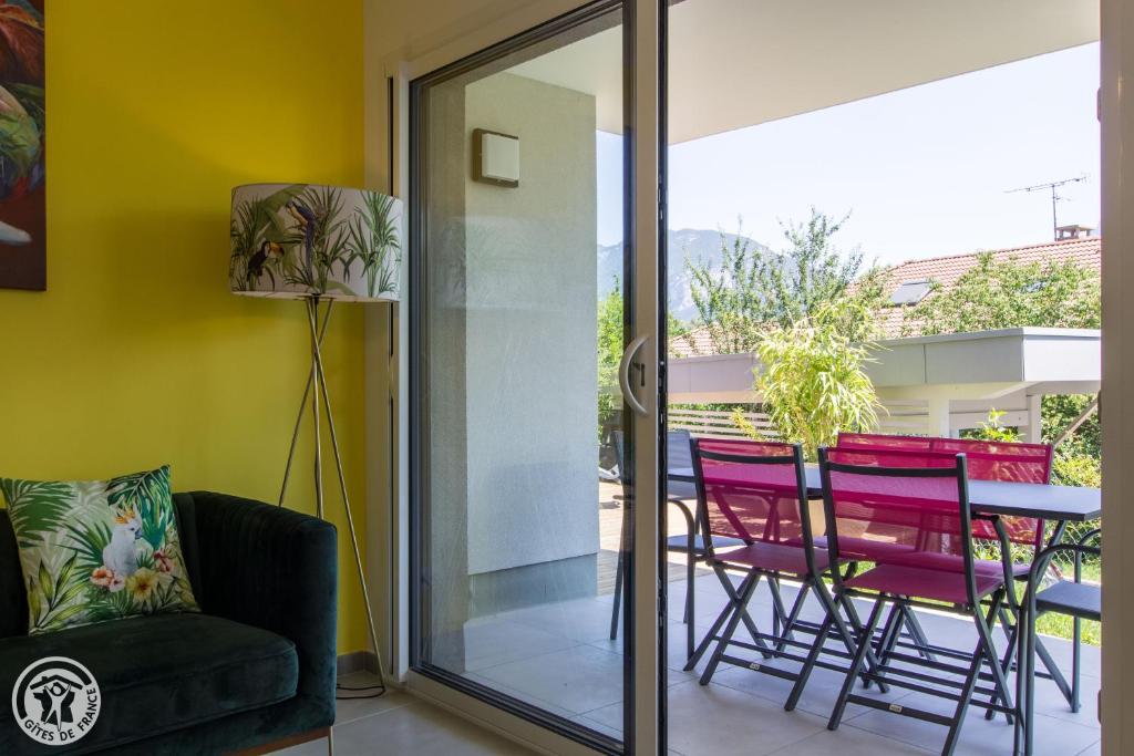 Balkón nebo terasa v ubytování L'appartement JARDIN avec vue montagnes