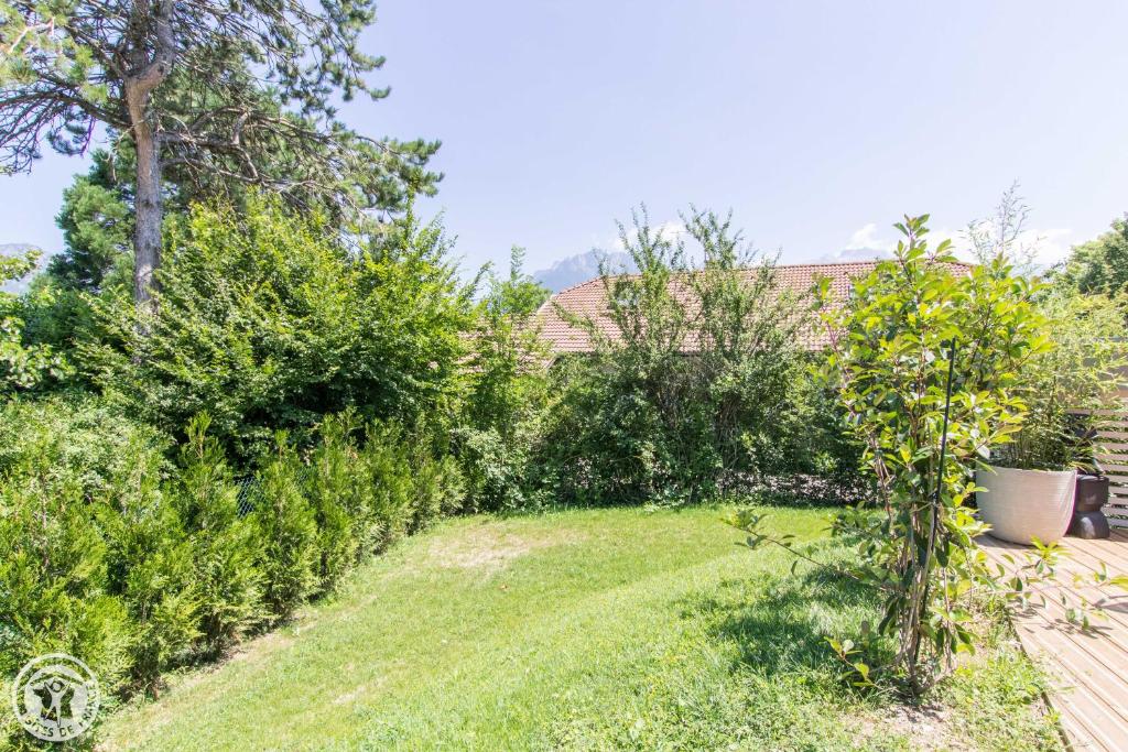 Zahrada ubytování L'appartement JARDIN avec vue montagnes