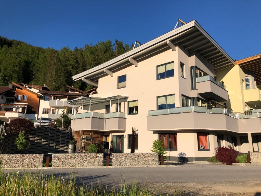 ein großes Apartmenthaus vor einem Berg in der Unterkunft Ferienwohnung Gritsch in Jerzens