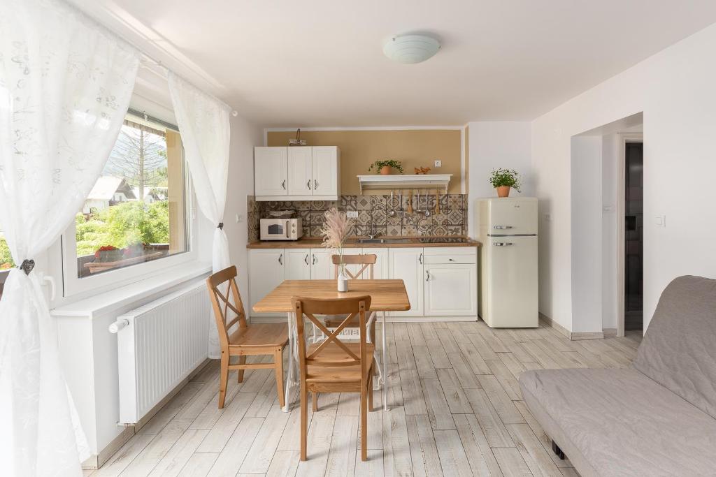 Kuchyň nebo kuchyňský kout v ubytování Pod Koblo Bohinj Apartments