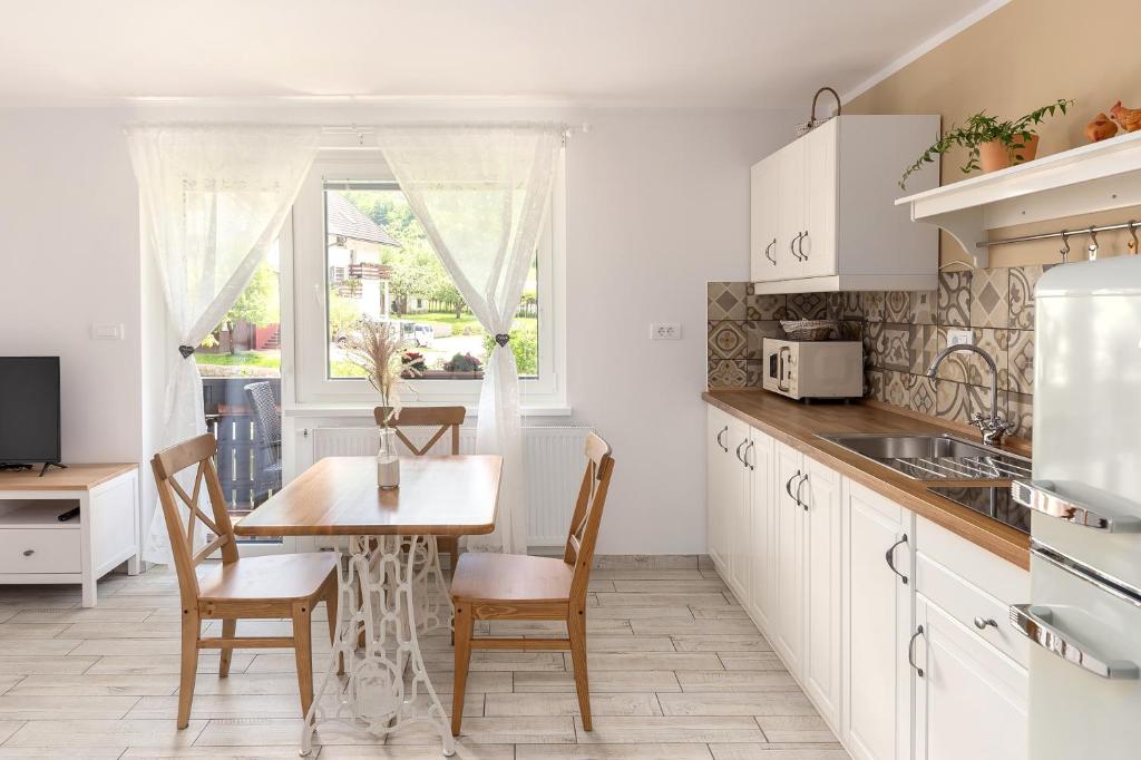 Kuchyň nebo kuchyňský kout v ubytování Pod Koblo Bohinj Apartments