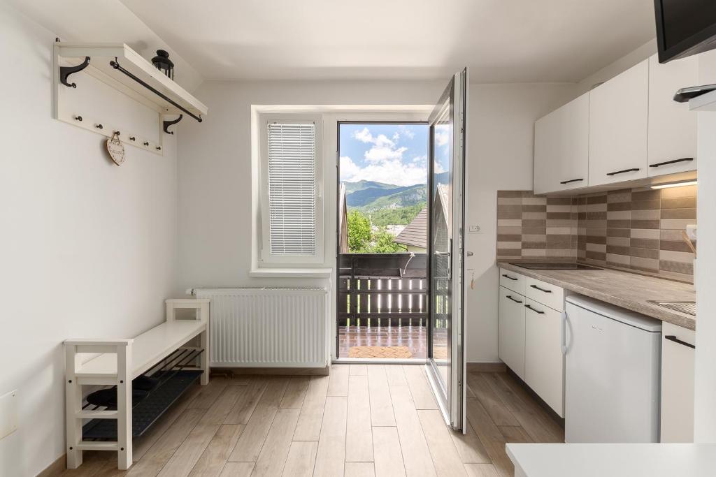 Kuchyň nebo kuchyňský kout v ubytování Pod Koblo Bohinj Apartments