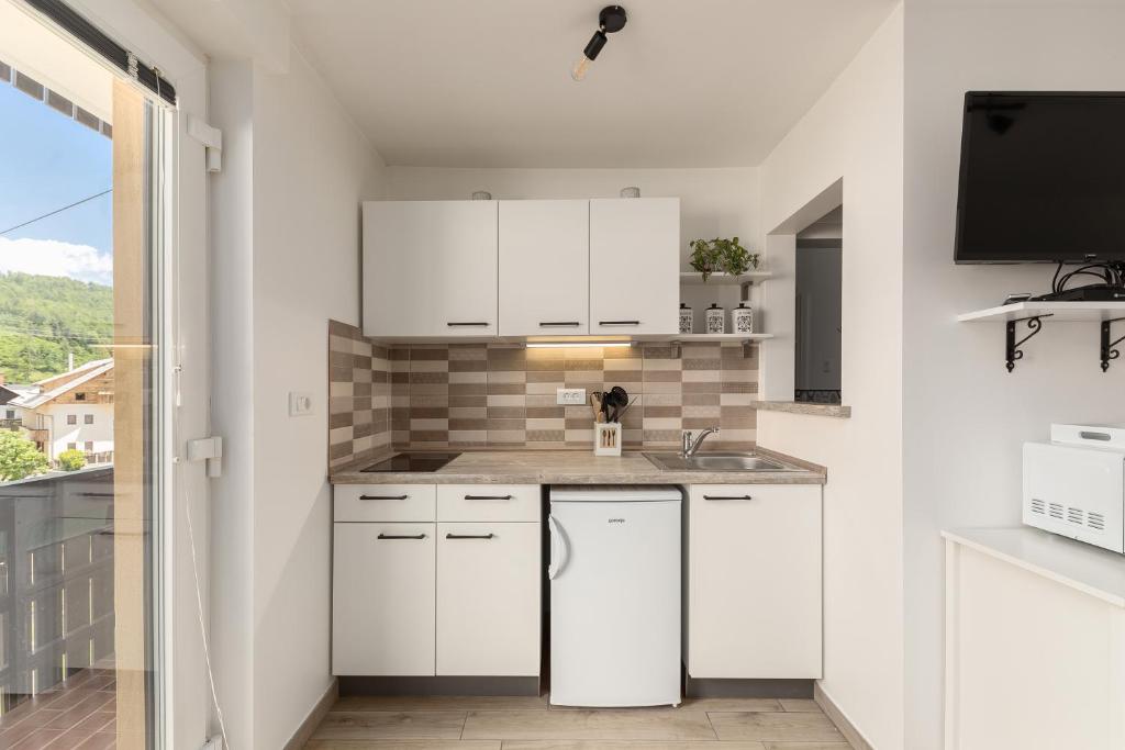 Kuchyň nebo kuchyňský kout v ubytování Pod Koblo Bohinj Apartments