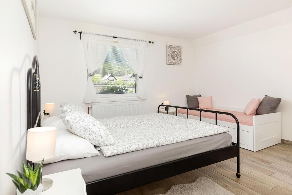 Postel nebo postele na pokoji v ubytování Pod Koblo Bohinj Apartments