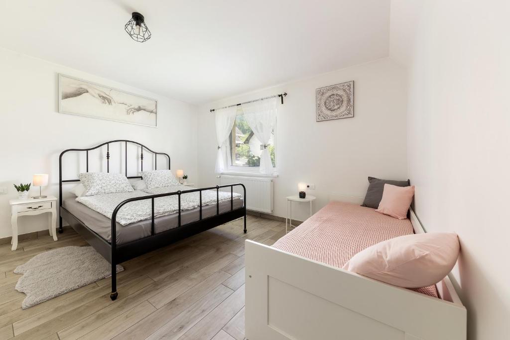 Postel nebo postele na pokoji v ubytování Pod Koblo Bohinj Apartments