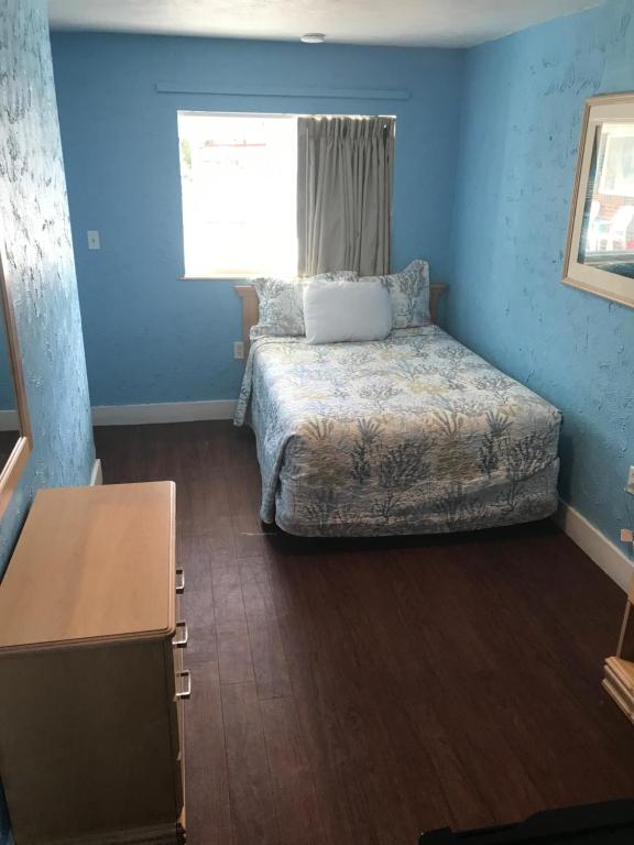 Postel nebo postele na pokoji v ubytování Surfcomber Motel