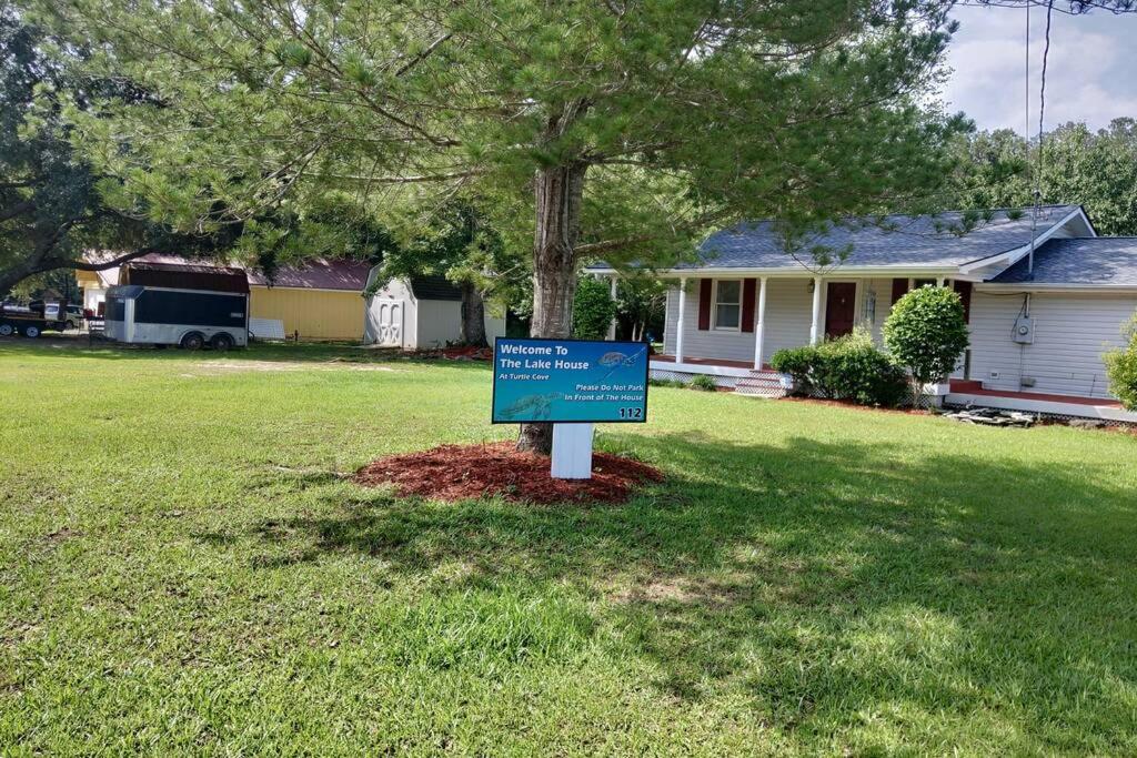 The Lake House at Turtle Cove Cozy relaxing lake home with dock on