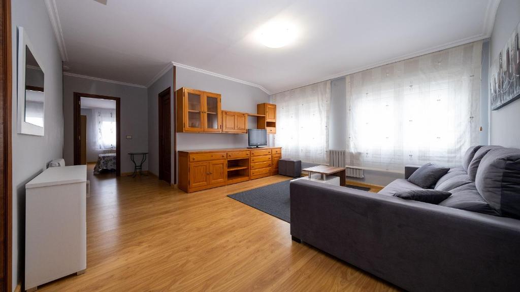 ein Wohnzimmer mit einem Sofa und einer Küche in der Unterkunft Apartamento Loli 4 in Viveiro