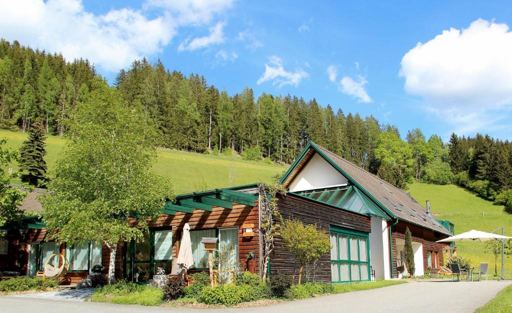 una cabaña de madera en medio de una montaña en Adelwöhrer - Am Hof en Falting