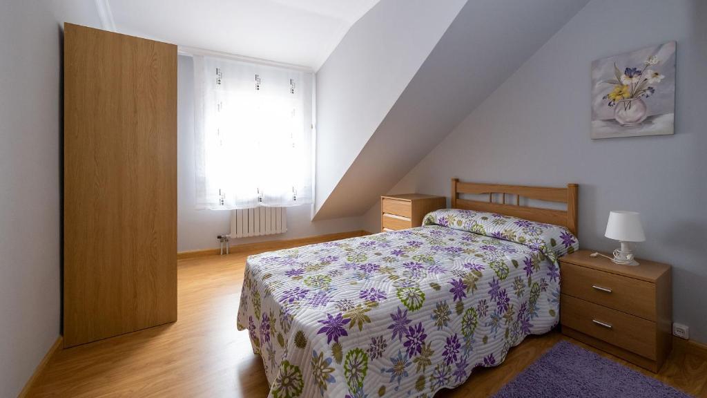 A bed or beds in a room at Apartamento Loli 4