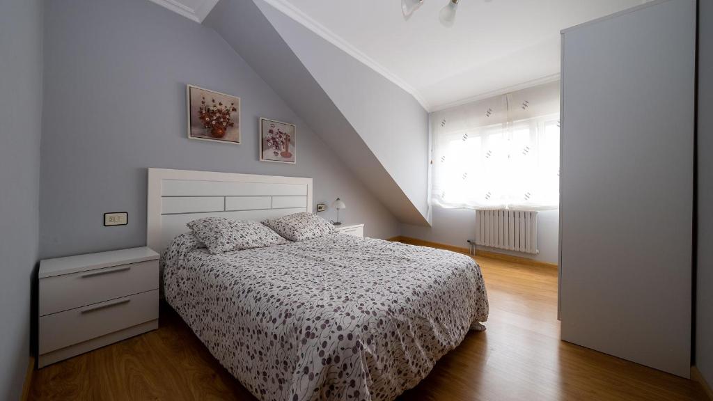 A bed or beds in a room at Apartamento Loli 4