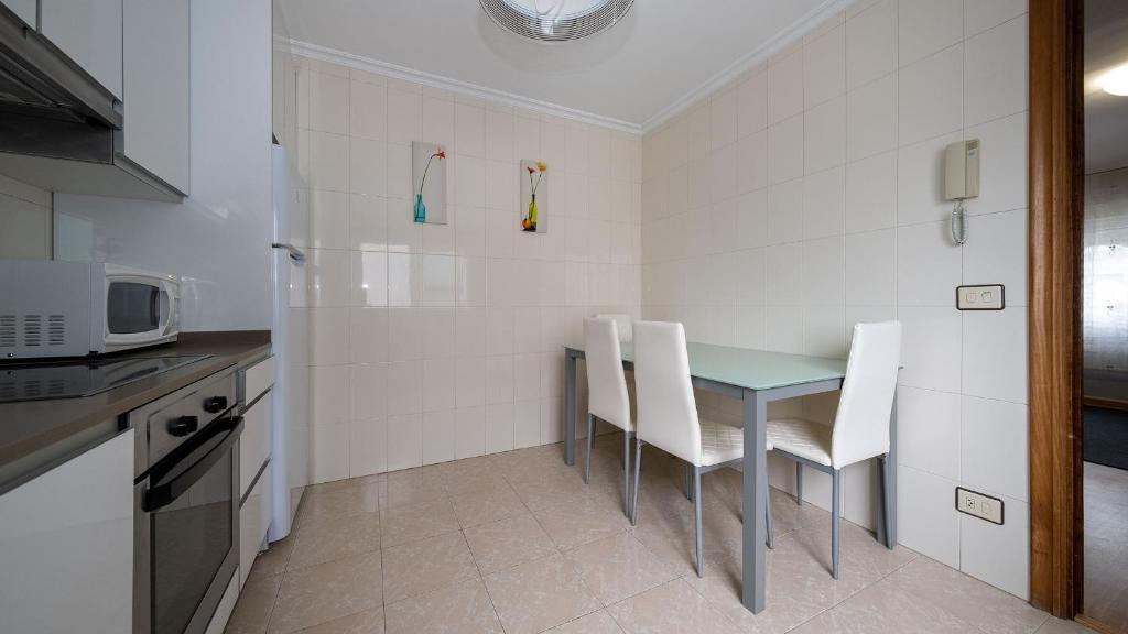 A kitchen or kitchenette at Apartamento Loli 4