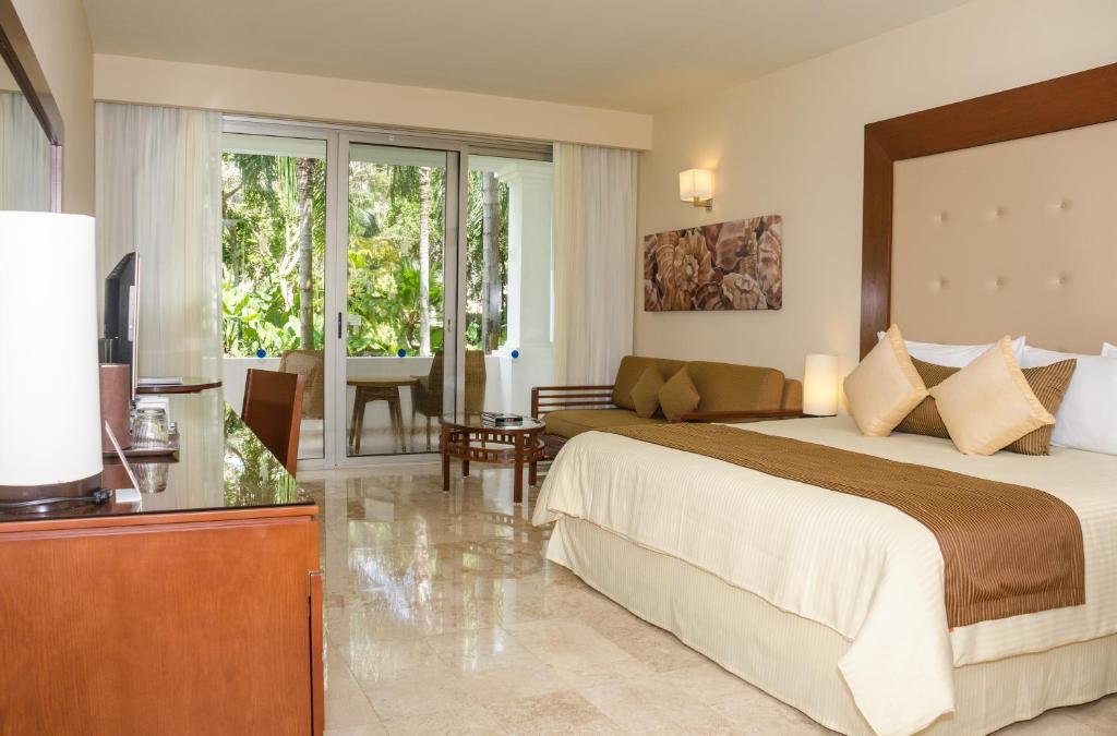 Una cama o camas en una habitación de Grand Riviera Princess - All Inclusive