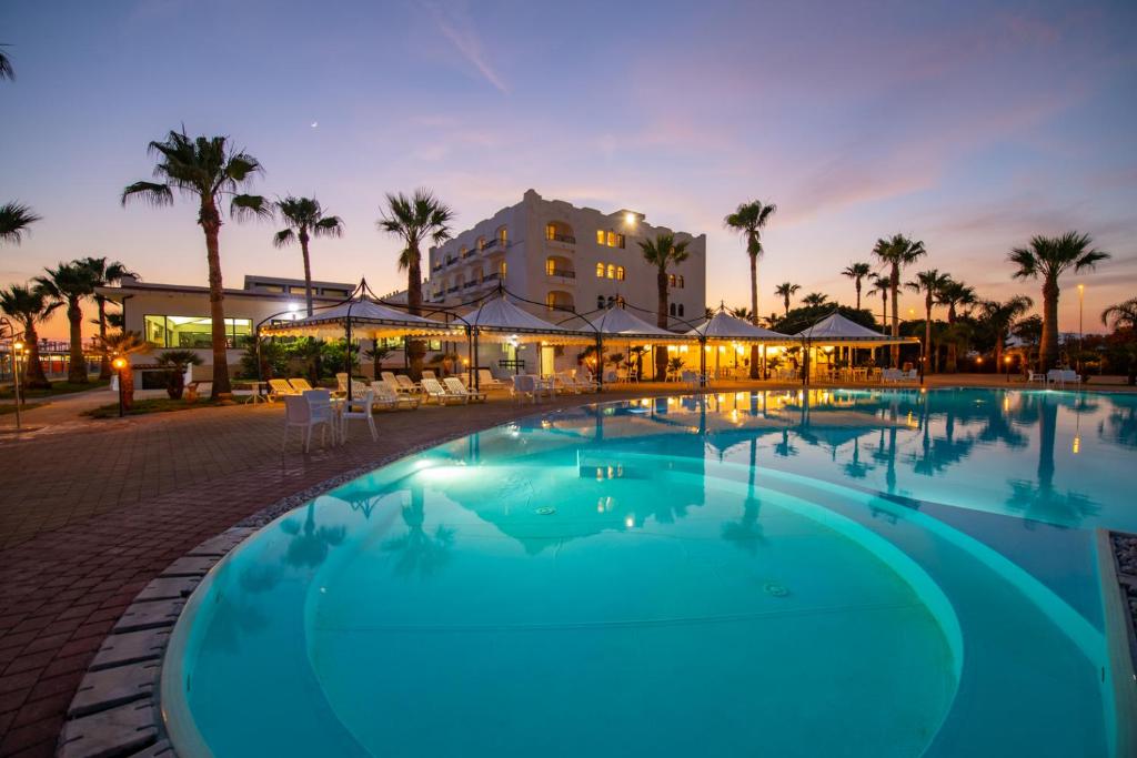 una grande piscina di fronte a un hotel di Hotel Baia D'oro a Licata