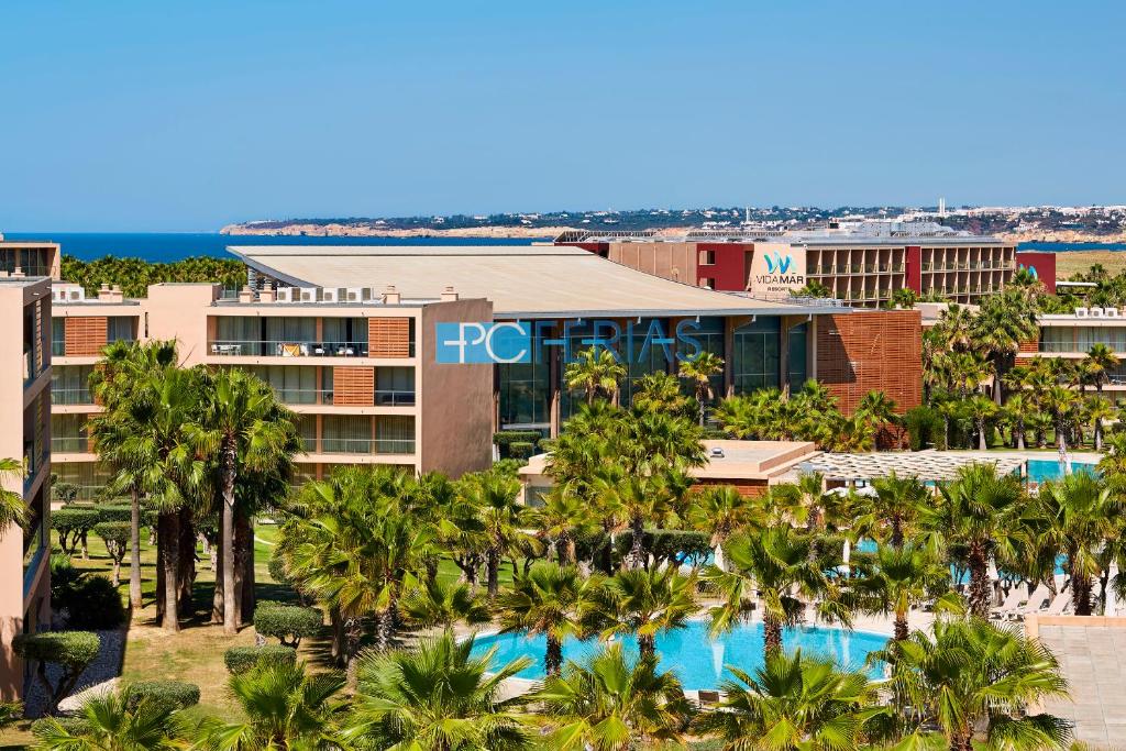 una vista aerea sul resort con palme e piscina di Apartments Herdade dos Salgados by PCFerias ad Albufeira